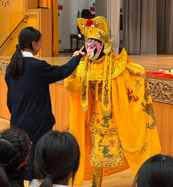 Sichuan Face-Changing Interactive Performance